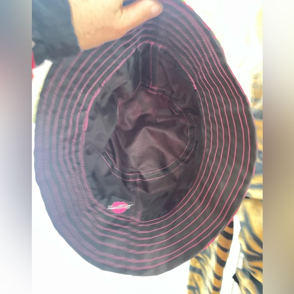 Betsey Johnson Black and Pink Fashion Hat Reversible - Picture 2 of 6